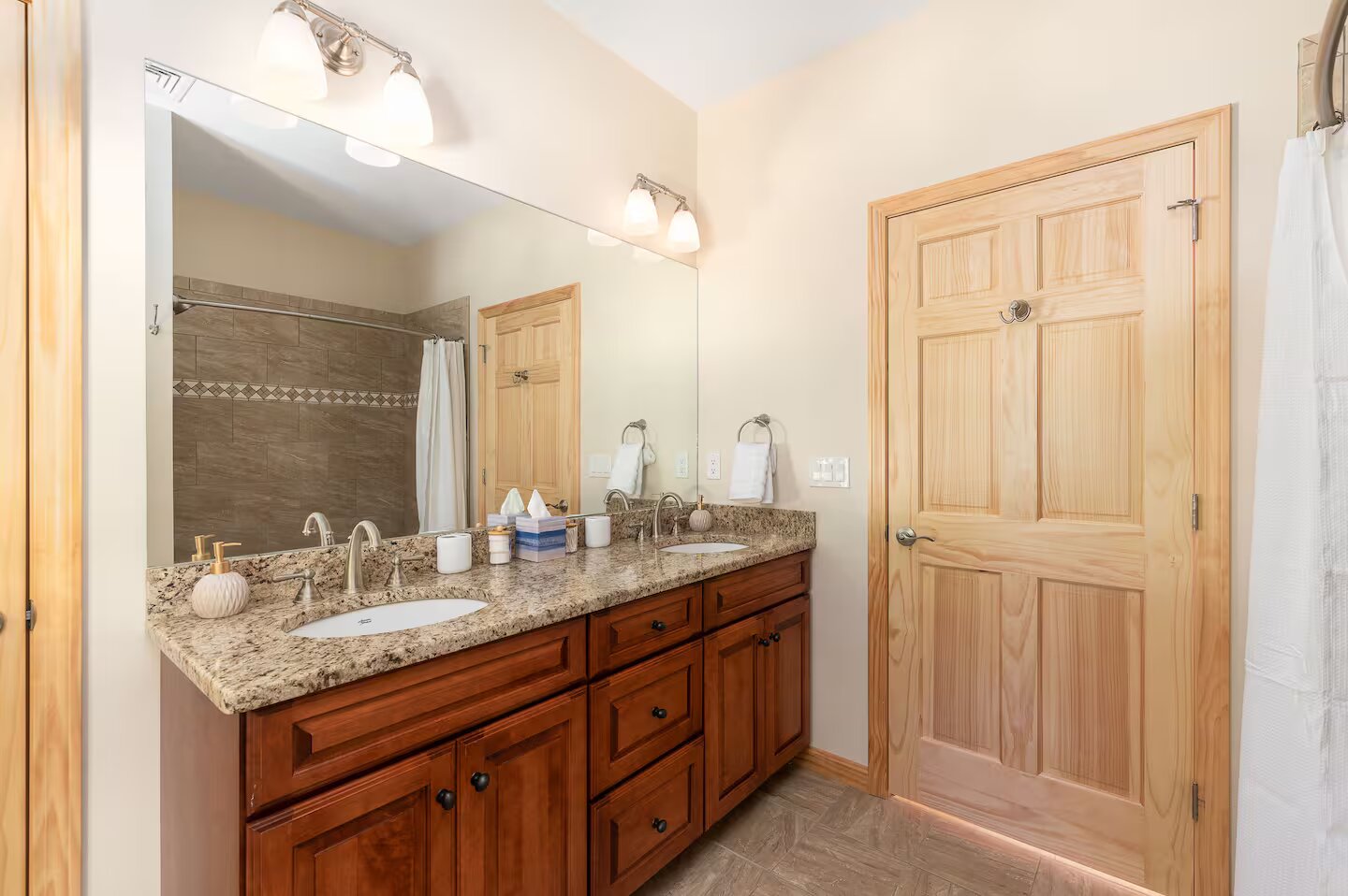 Double vanity bathroom